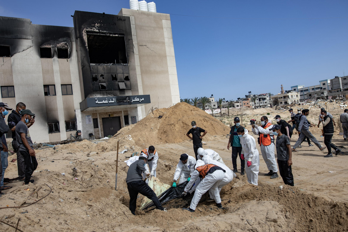 Foto grande, una delle fosse comuni al Nasser foto Epa/Haitham Imad