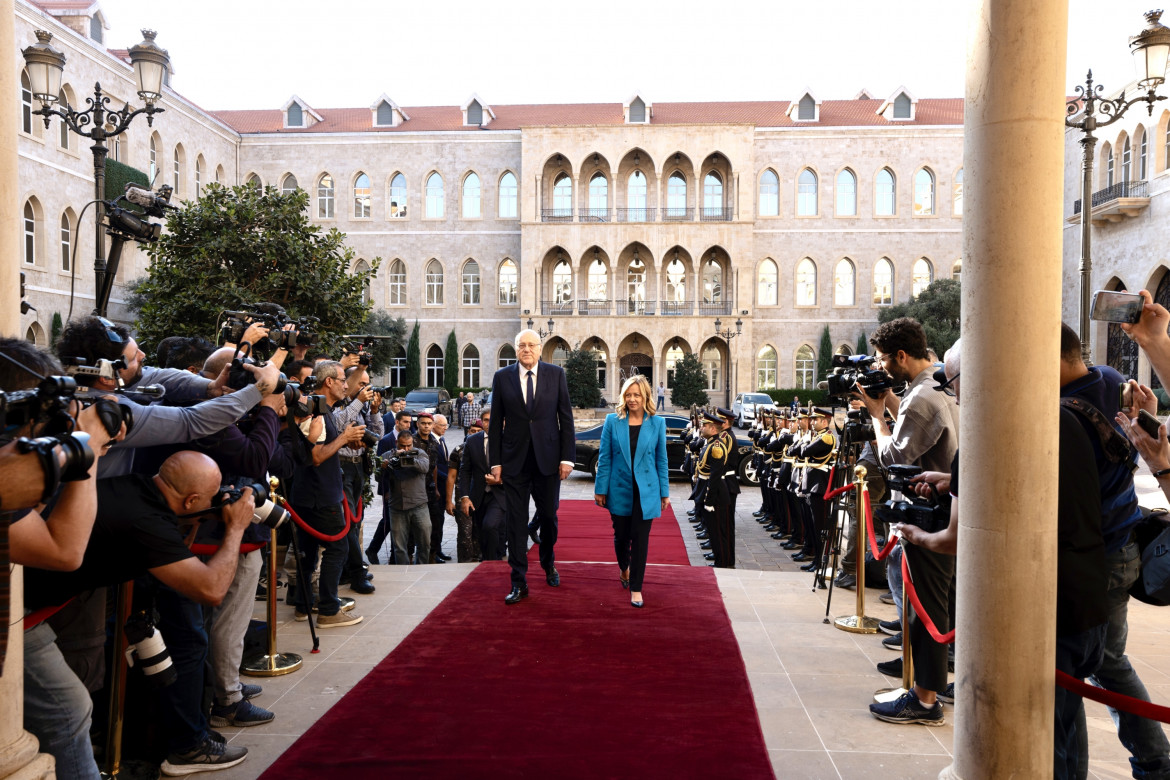 Giorgia Meloni al suo arrivo in Libano con il premier Najib Mikati