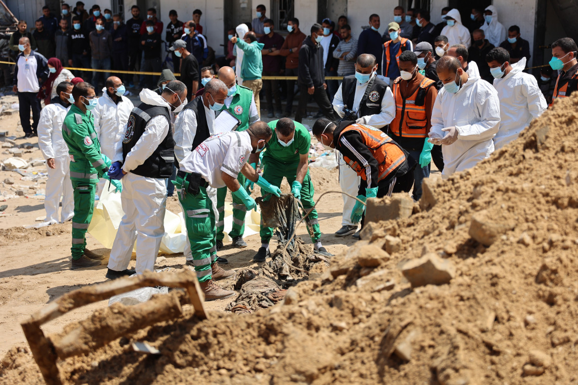 8 aprile 2024, il recupero dei corpi allo Shifa Hospital foto di Omar Al-Qattaa