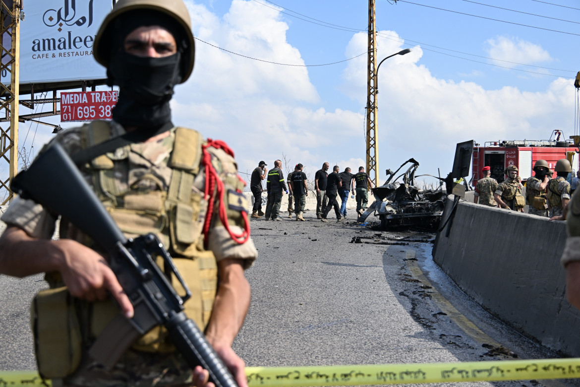 Gli effetti dell’attacco di un drone israeliano a Araya, sull’arteria che collega Beirut a Damasco foto Getty Images