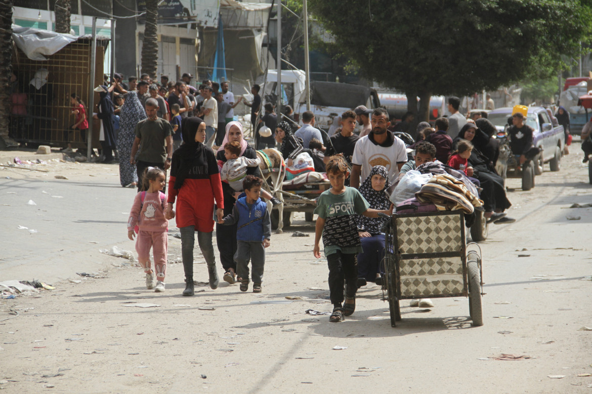 Palestinesi evacuati dal campo di Jabaliya a Gaza dopo l'ennesimo raid di Israele