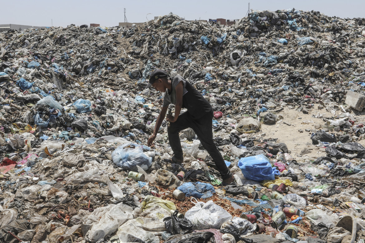 Una discarica di rifiuti a Khan Yunis a Gaza foto Ap