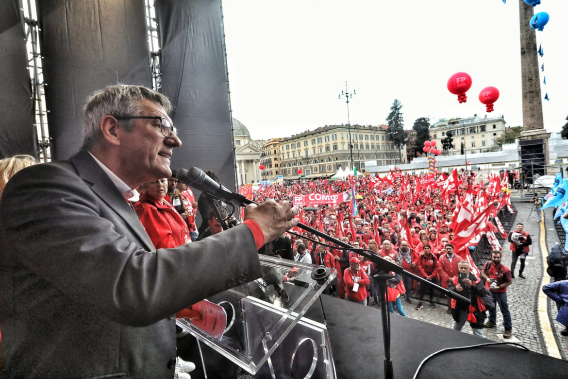 Il segretario della Cgil Landini dal palco della manifestazione nazionale Salario Salute Diritti Occupazione a Roma foto Cgil Nazionale