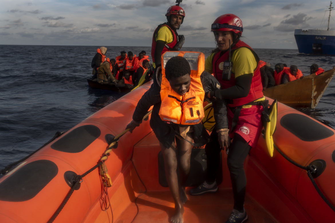 Un intervento di salvataggio nel Mediterraneo di Open Arms foto Ap