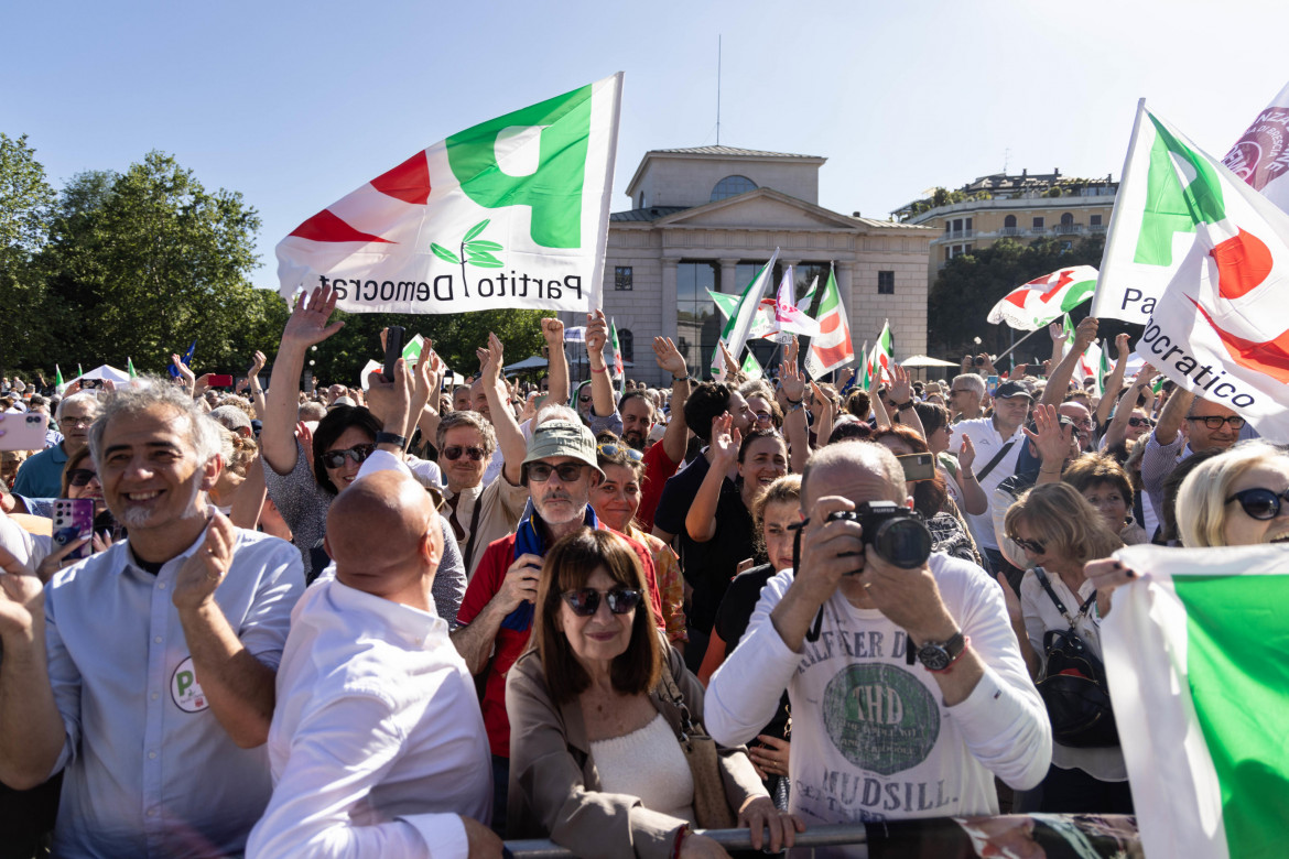 Sostenitori del Pd a Milano foto Ansa