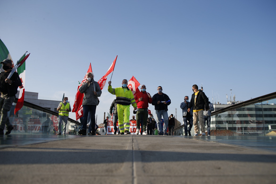 Una manifestazione dei lavoratori portuali a Venezia