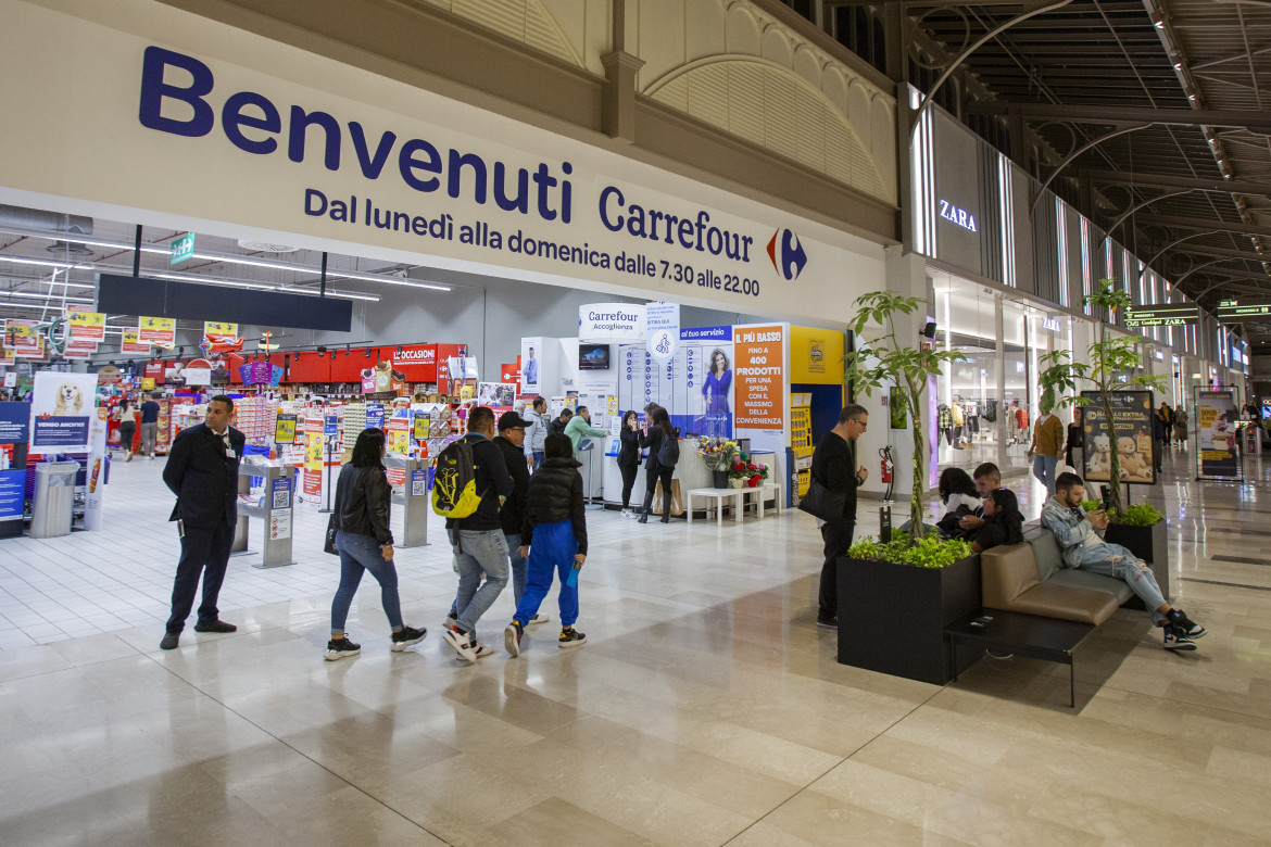 Carrefour licenzia durante la settimana. E assume per i festivi