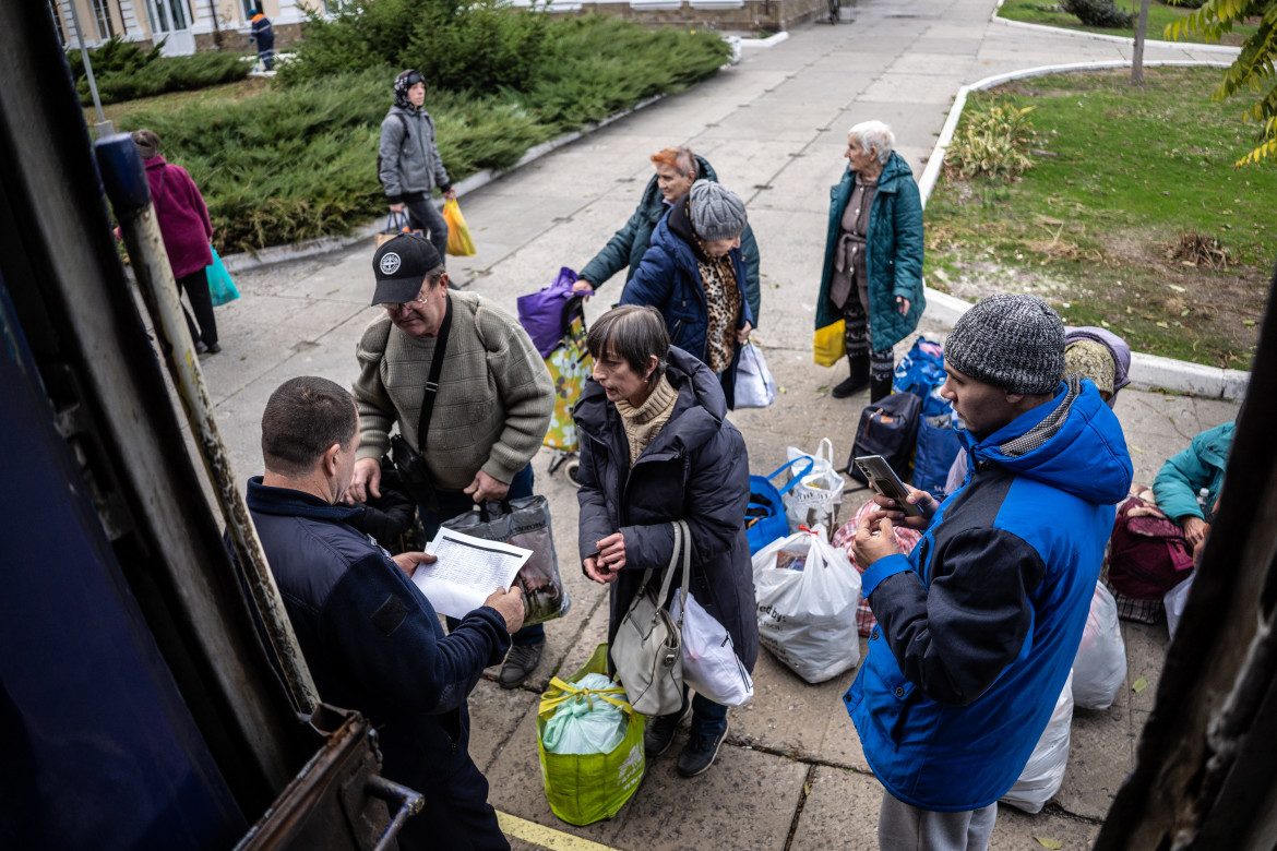 Famiglie ucraine in fuga da Pokrovsk foto Getty Images/Fermin Torrano