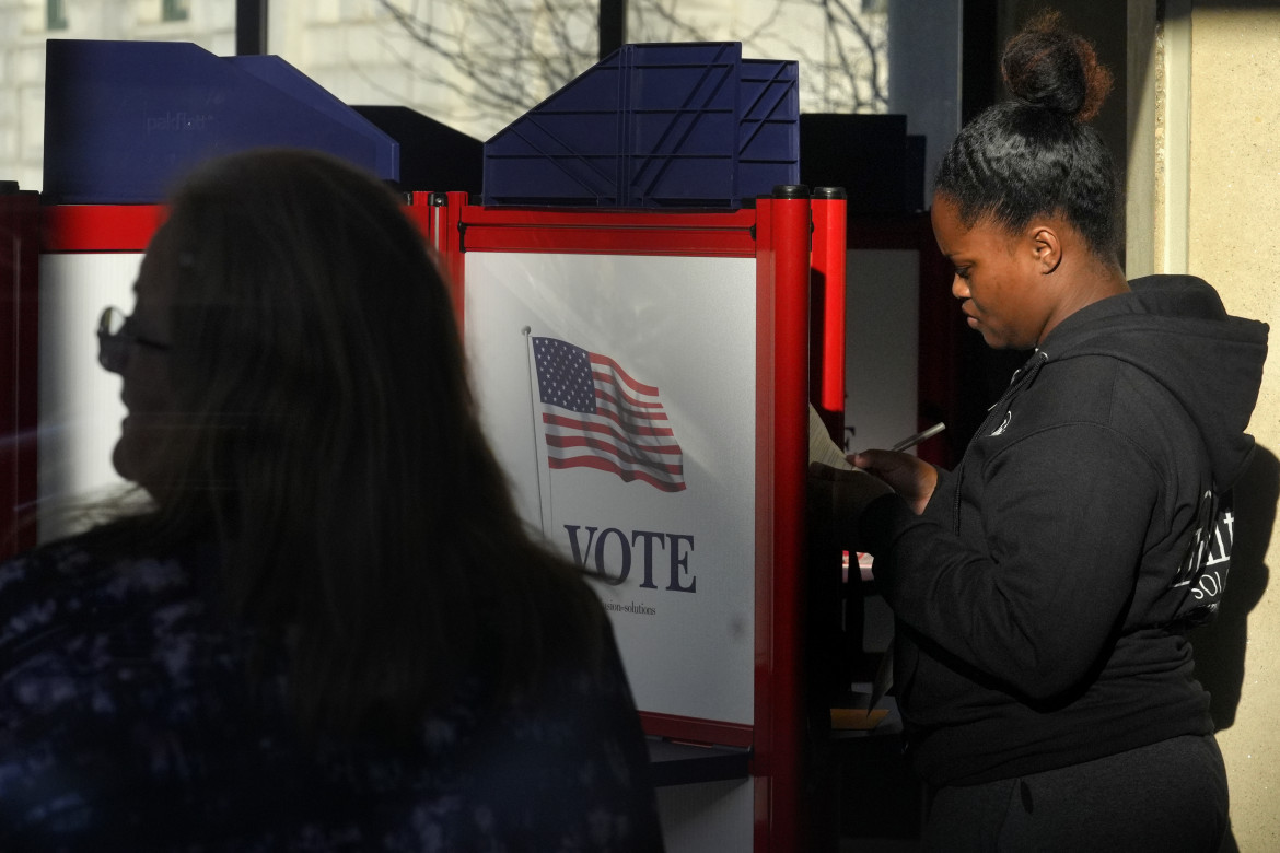 Urne aperte per il voto anticipato in Massachusetts Ap/Steven Senne