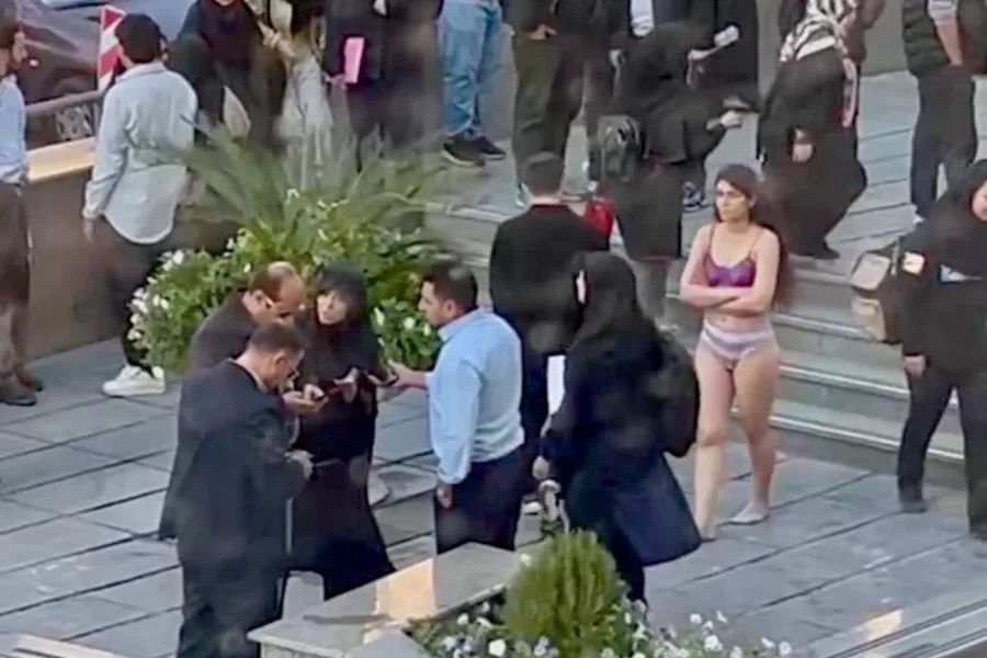 Un frame del video che mostra la studentessa iraniana spogliatasi dei vestiti nel cortile del dipartimento di Scienza e Ricerca dell'università Azad di Teheran