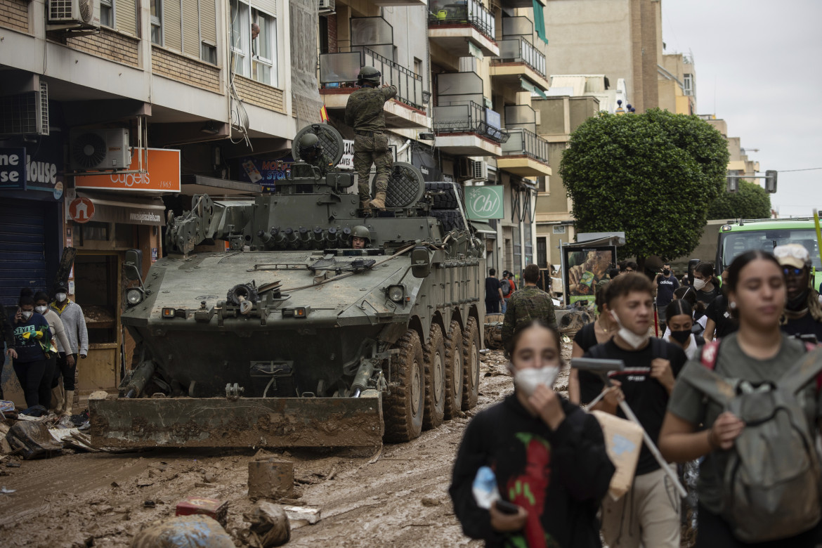 Un veicolo da ricognizione dell'esercito a Benetússer, vicino Valencia foto di Alejandro Martínez Vélez/Ap