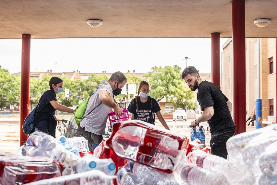 Volontari al centro di smistamento degli aiuti Picaña, vicino Valencia foto Matias Chiofalo/Ap