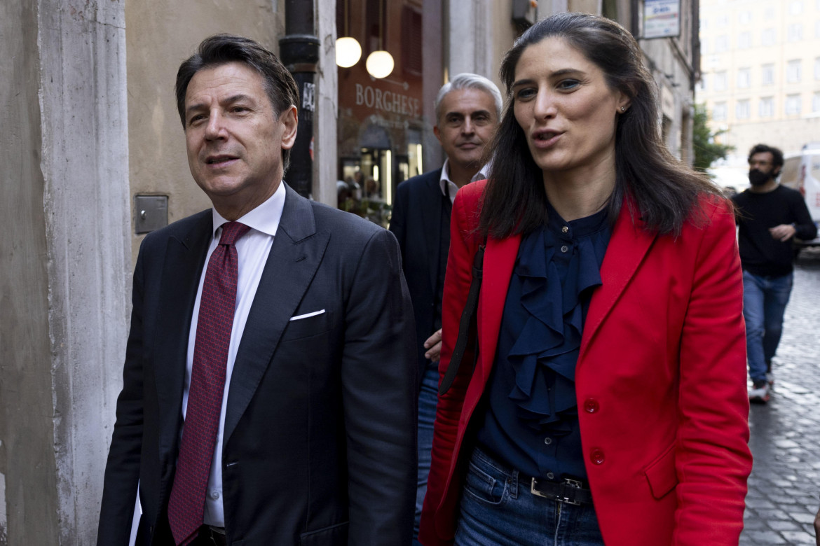 Giuseppe Conte e Chiara Appendino entrano nella sede del M5stelle a via Campo Marzio - foto Ansa