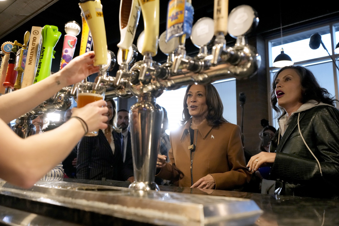 Kamala Harris e la governatrice del Michigan Gretchen Whitmein un bar di Kalamazoo - foto AP