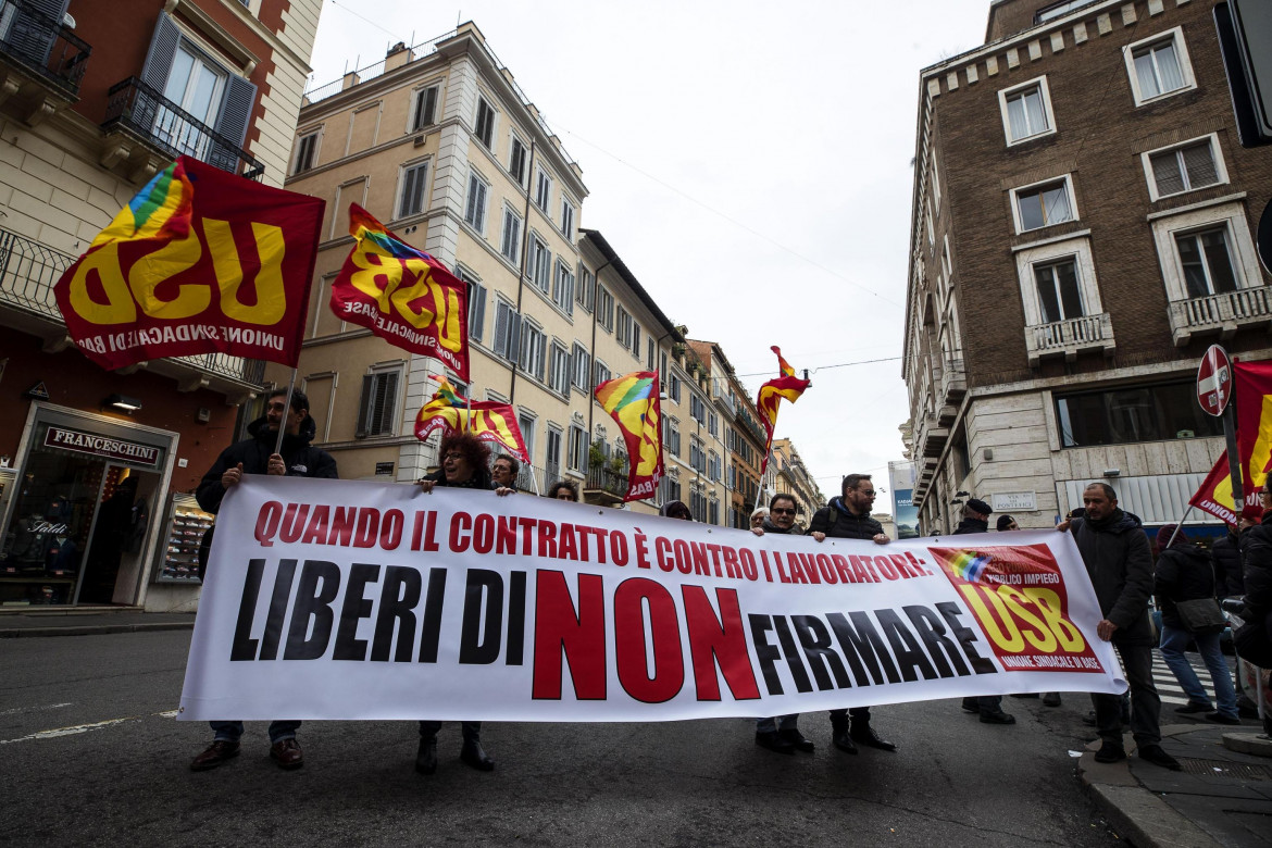 Una manifestazione di lavoratori statali - foto Ansa