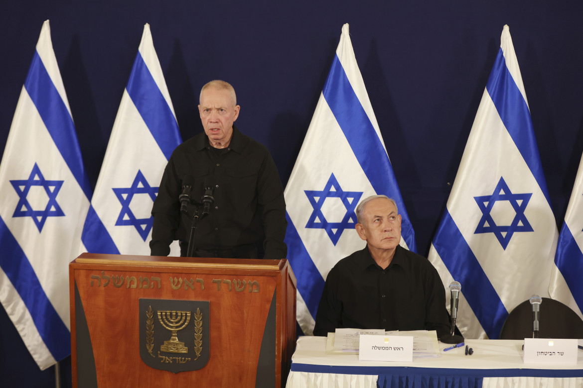 Il primo ministro israeliano Benjamin Netanyahu e il ministro della Difesa Yoav Gallant durante una conferenza stampa a Tel Aviv