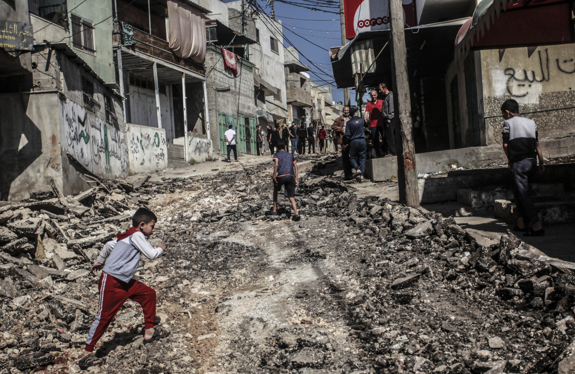 Una strada completamente distrutta durante un raid nel campo profughi di Far'a vicino a Jenin, in Cisgiordania