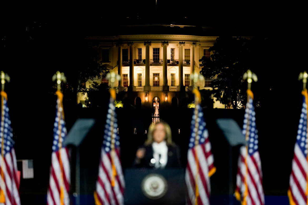 La Casa Bianca mentre la vicepresidente degli Stati Uniti Kamala Harris parla durante un evento della campagna elettorale sull'Ellipse a Washington