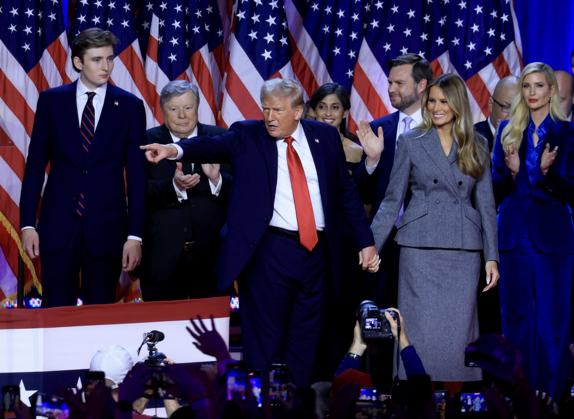 Donald Trump sul palco del Palm Beach Convention Center dopo la vittoria - foto Ansa