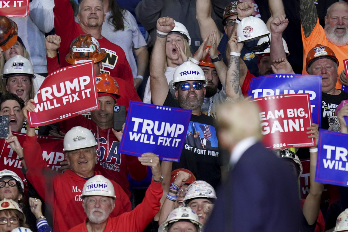 La festa repubblicana all’arrivo di Trump al comizio di Pittsburgh, il 4 novembre foto Ap/Matt Freed