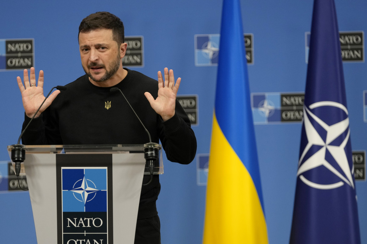 Il presidente ucraino Zelensky a Bruxelles foto Ap/Virginia Mayo