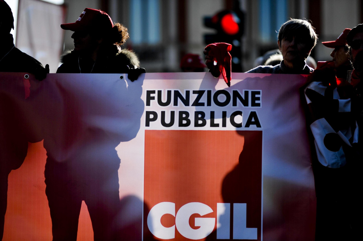 Una manifestazione dei lavoratori del pubblico impiego foto Ansa