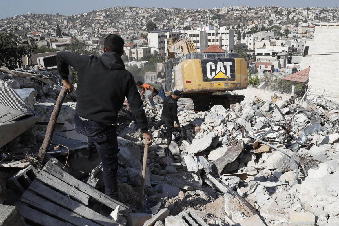 Qabatiya, vicino Jenin, distrutta dai bulldozer israeliani foto Epa/Alaa Badarneh