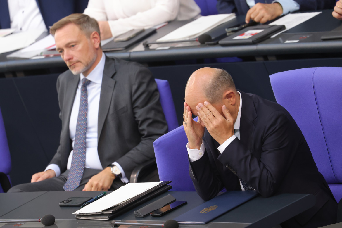 Il cancelliere tedesco Olaf Scholz e il ministro delle finanze Christian Lindner nel Bundestag a Berlino, in Germania foto di Michele Tantussi/Getty Images