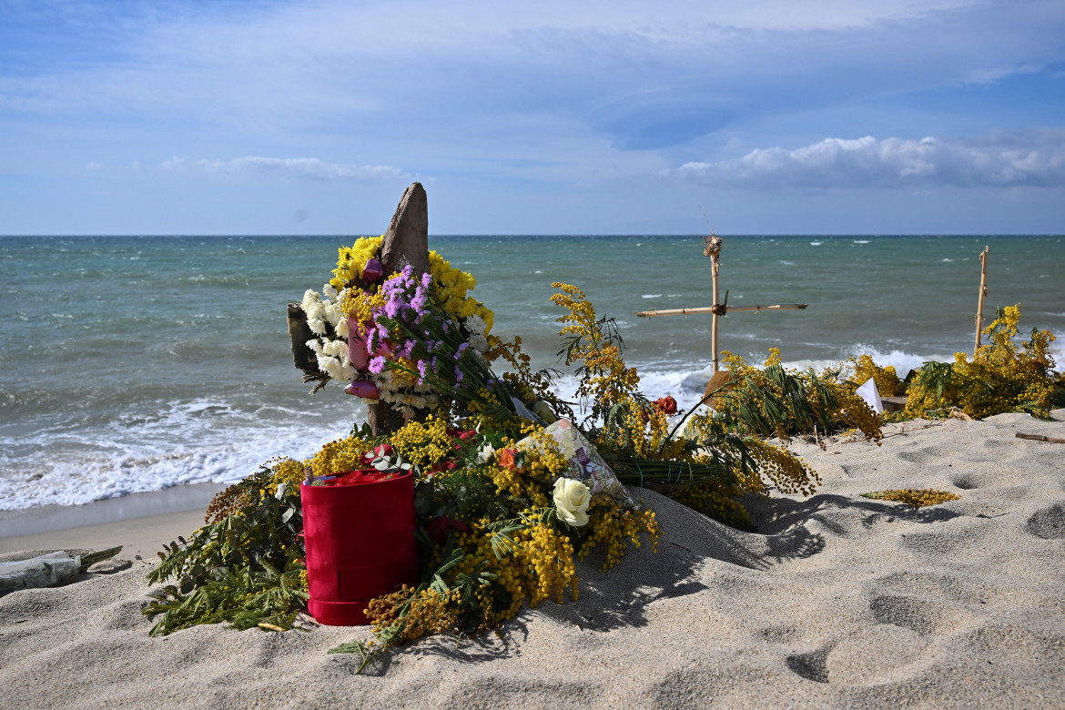 Croci sul luogo del naufragio a Steccato di Cutro foto Ansa