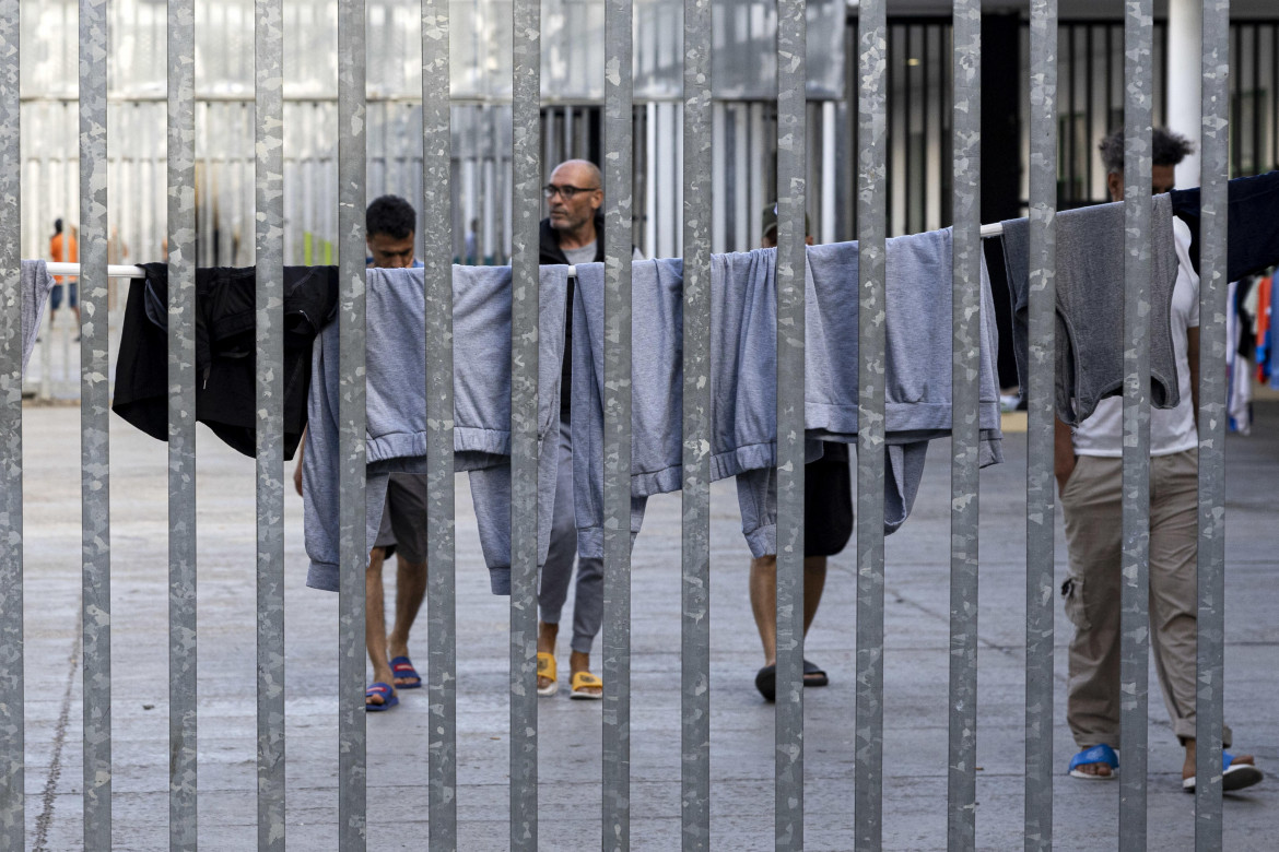 Dei migranti nel settore maschile del Cpr di Ponte Galeria foto Ansa