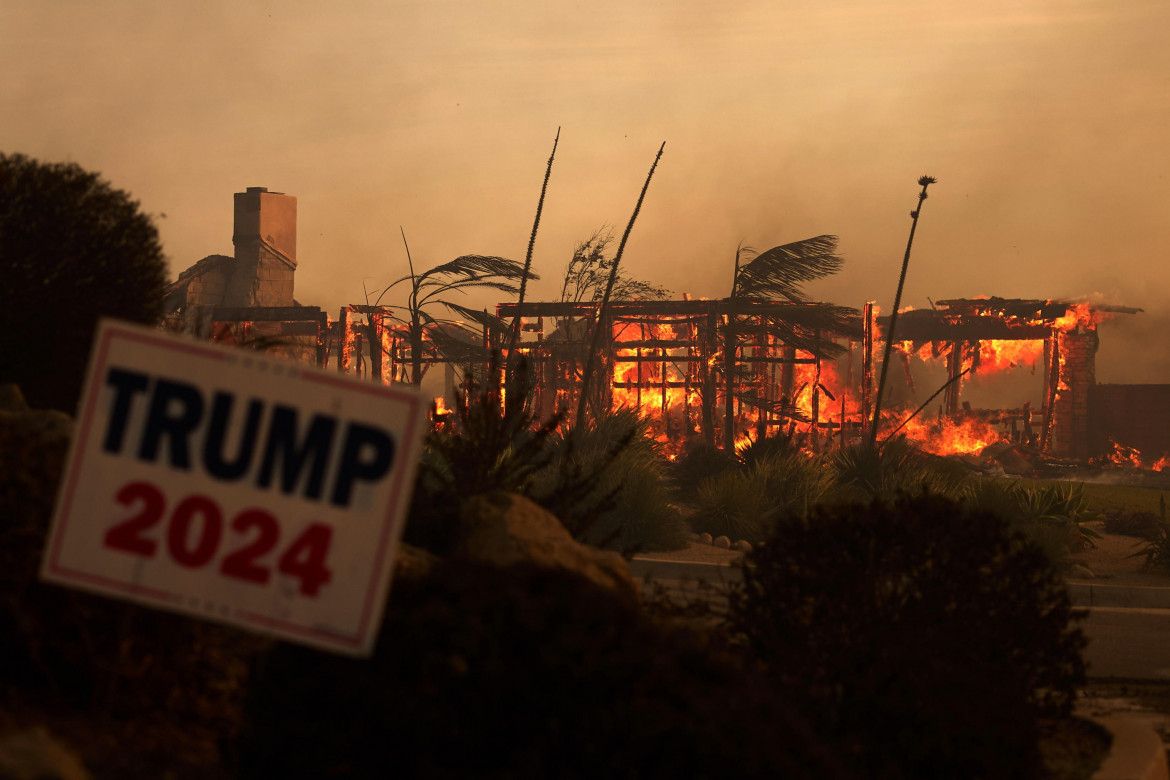 California, «vota Trump» davanti a una casa in fiamme Epa/Allison Dinner