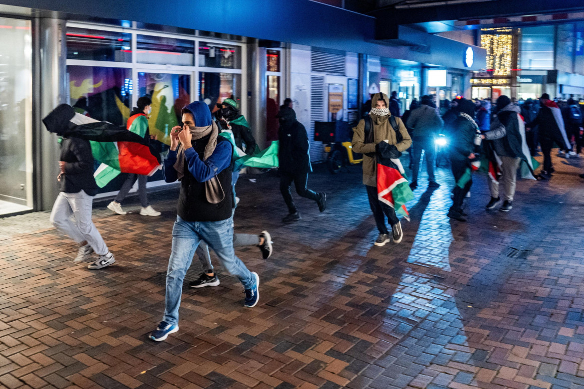 Manifestanti pro-palestinesi al corteo che ha preceduto la partita Ajax-Maccabi foto Epa/Jeroen Jumelet