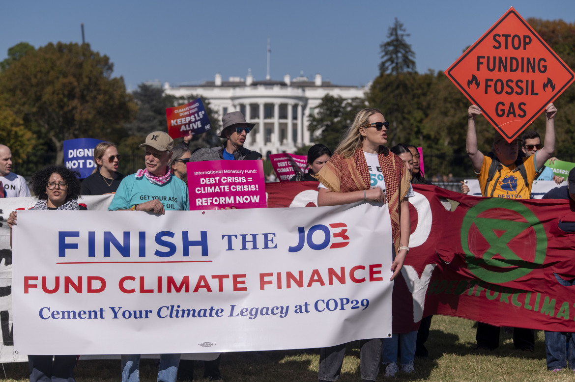 Attivisti durante una manifestazione a Washington,per chiedere più finanziamenti per il clima ed energia pulita foto di Kevin Wolf/Ap