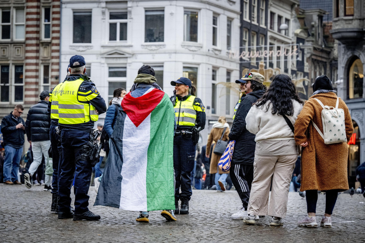 Agenti di polizia sorvegliano una piccola manifestazione pro-palestinese in Piazza Dam ad Amsterdam, Foto di Robin Utrecht/Ansa