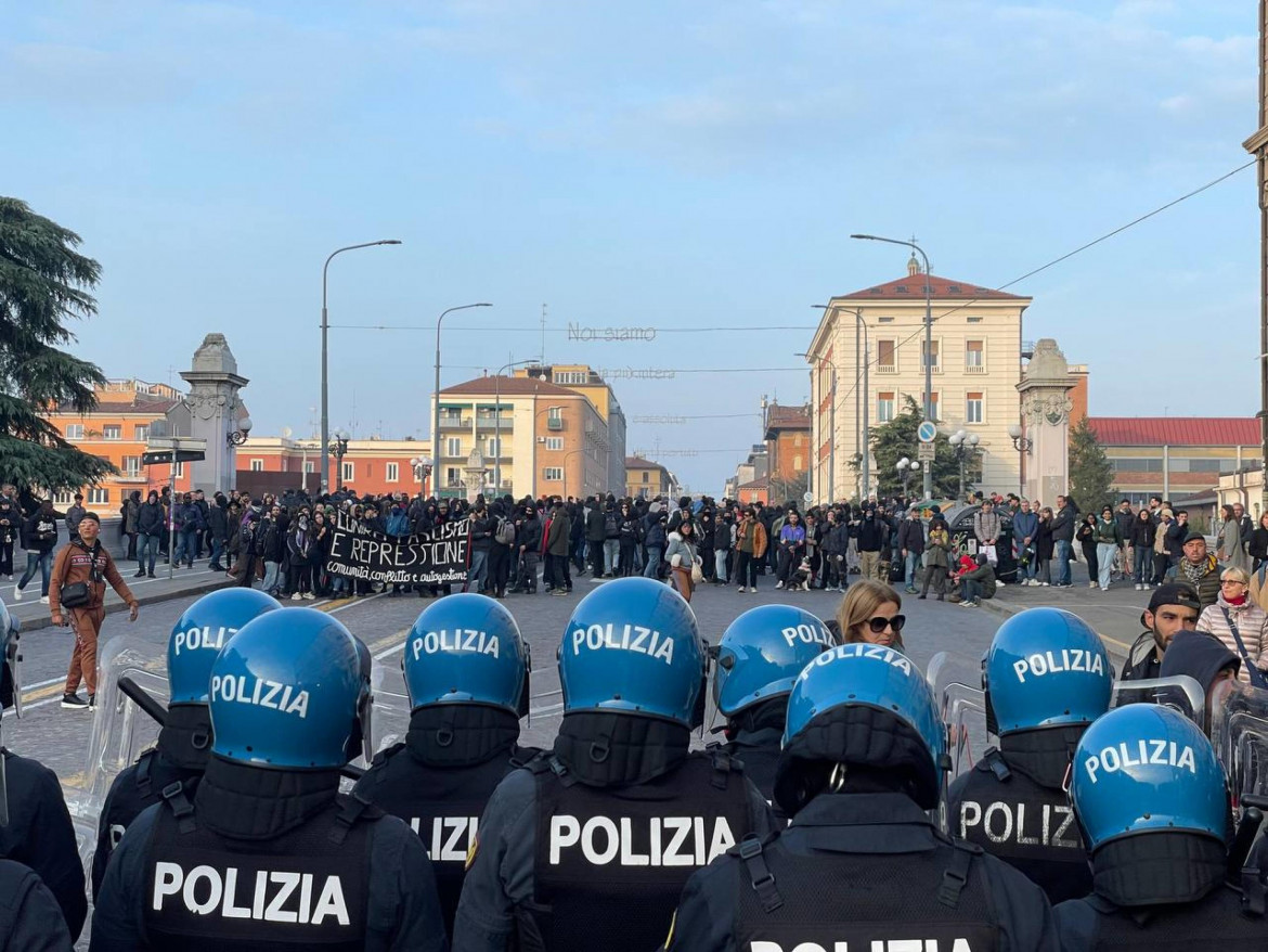 Polizia schierata sul ponte Matteotti per bloccare il corteo antifascista a Bologna foto di Max Cavallari/Ansa