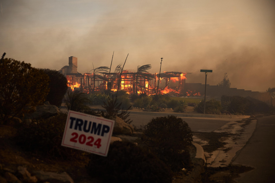 Case in fiamme mentre il Mountain Fire brucia a Camarillo, in California foto di Allison Dinner/Ansa