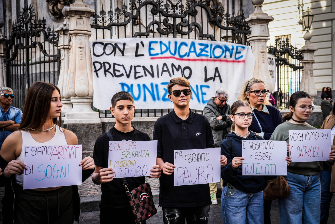 Un momento del sit-in “Liberiamo Napoli dalla violenza” in Piazza del Gesù, a Napoli foto di Cesare Abbate/Ansa