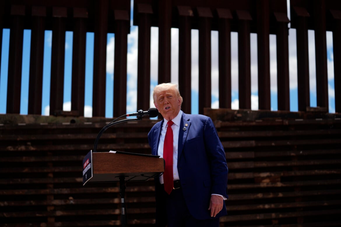 Donald Trump durante un comizio della campagna elettorale per le presidenziali americane al confine meridionale con il Messico, a Sierra Vista, in Arizona (Evan Vucci/Ap)