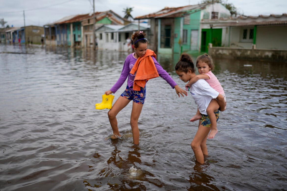 Una strada allagata a Cuba dopo il passaggio dell'uragano Rafael (Ramon Espinosa/Ap)