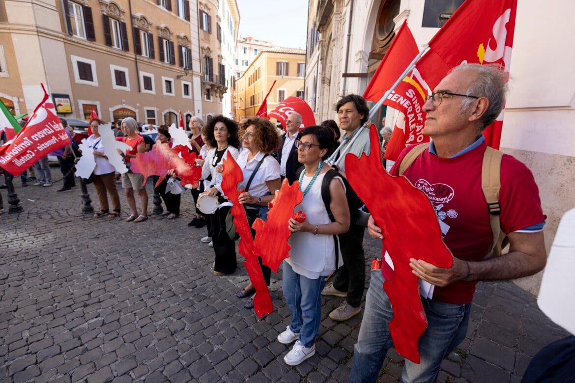 Un momento della manifestazione a Montecitorio contro la proposta di legge sull'autonomia differenziata (Massimo Percossi/Ansa)