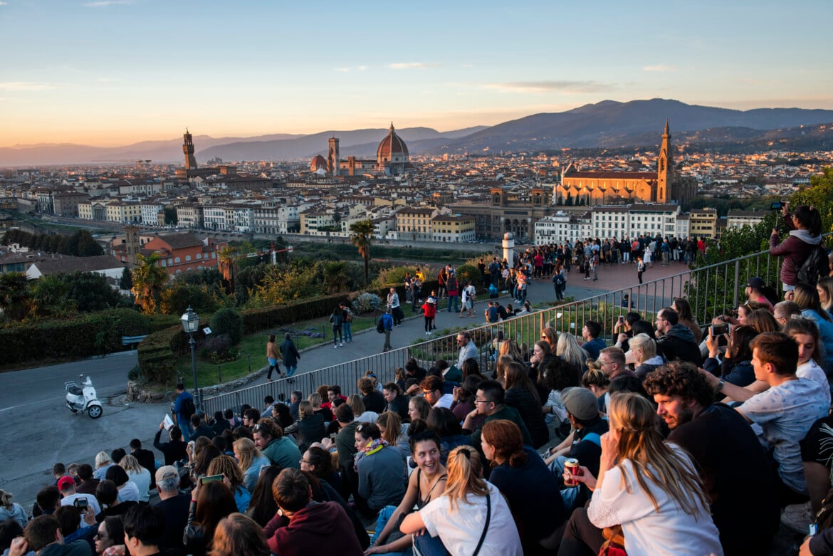 Turisti sul Piazzale Michelangelo a Firenze - foto Ap