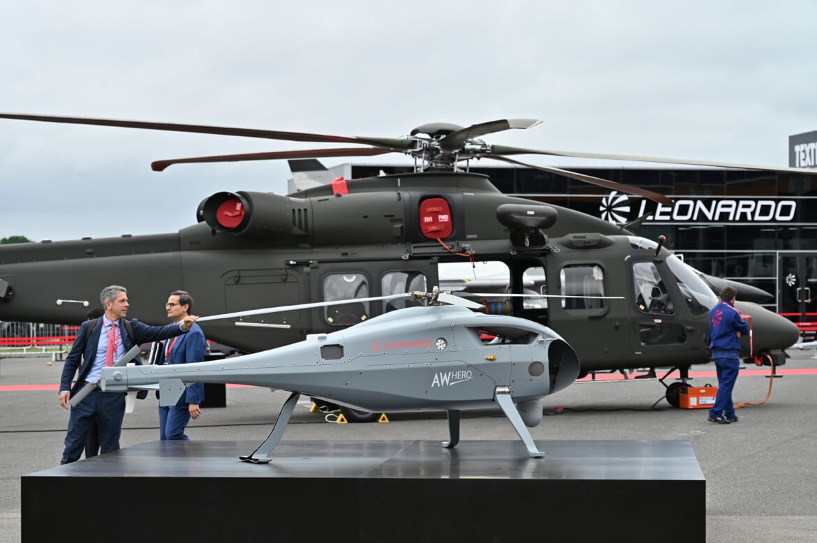 ll drone VTOL Leonardo AWHERO è esposto di fronte a un elicottero AW149 durante il Farnborough International Airshow 2024 GettyImages