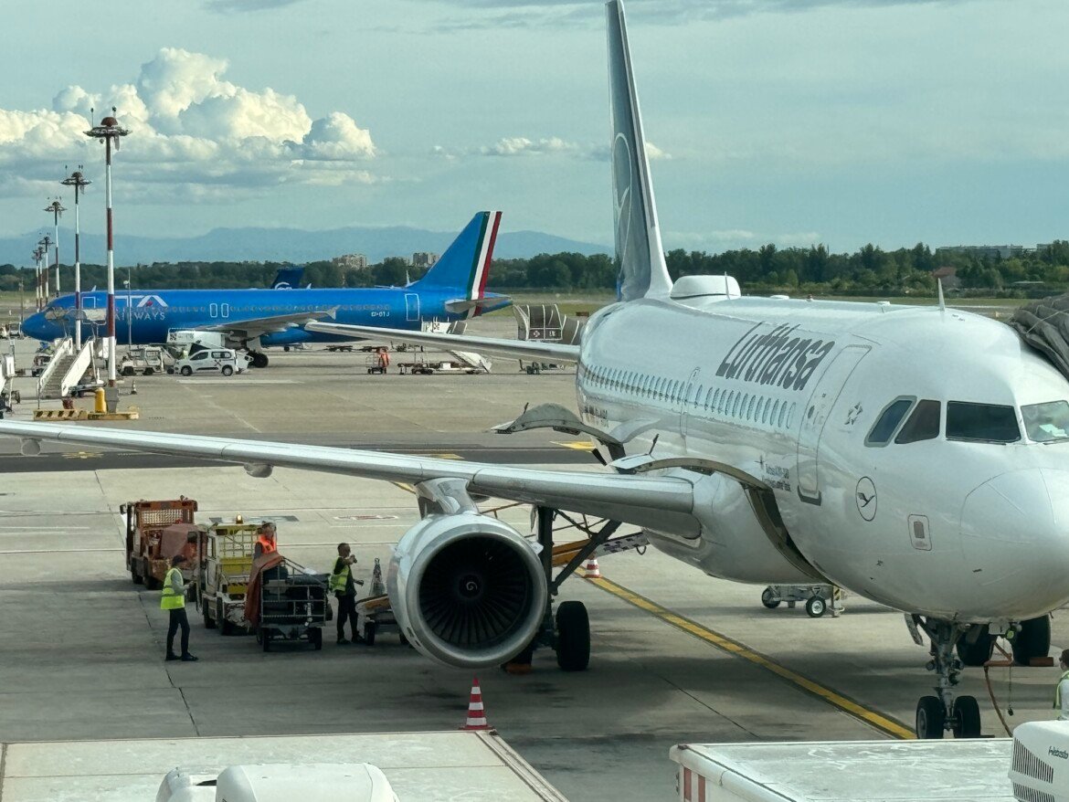 Aerei Lufthansa e Ita su una pista d'atterraggio