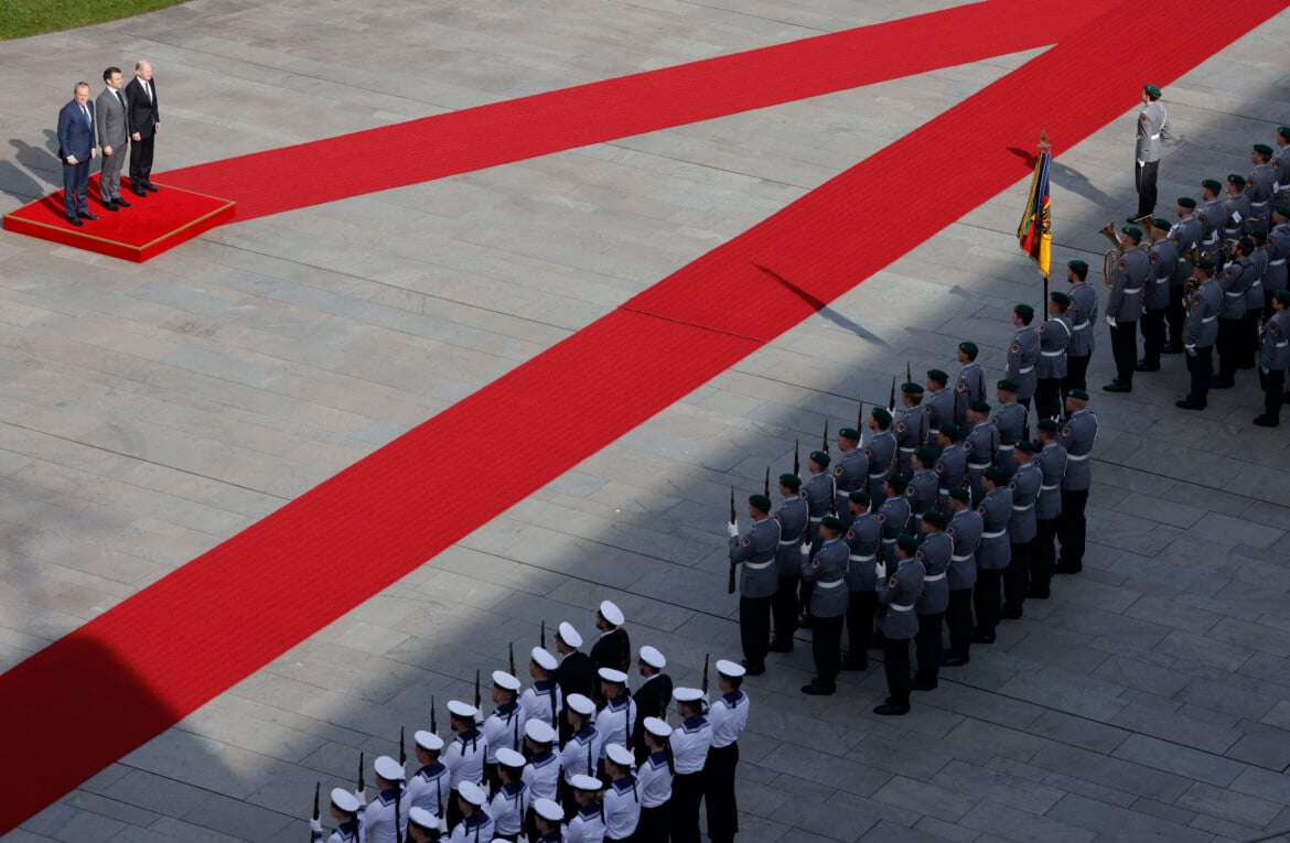 Emmanuel Macron, Olaf Scholz e Donald Tusk davanti alla guardia d’onore a Berlino a marzo -GettyImage