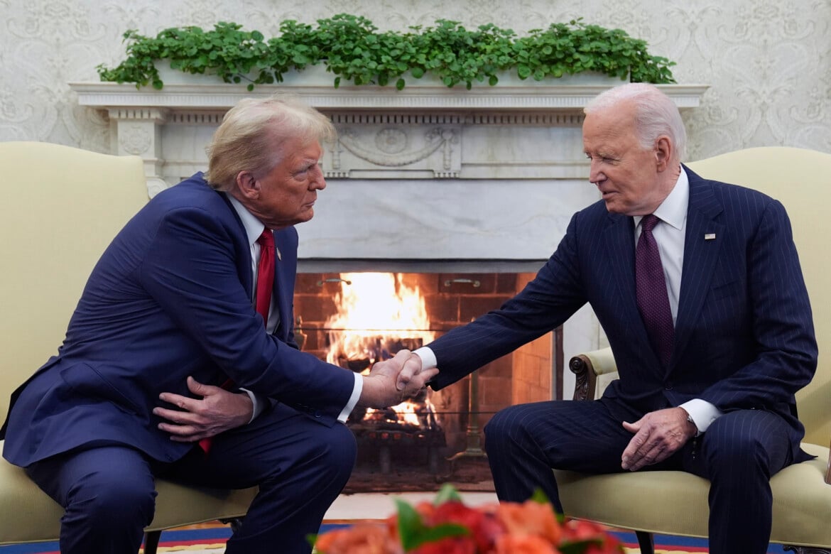 La stretta di mano ieri tra Joe Biden e Elon Musk - foto Ap