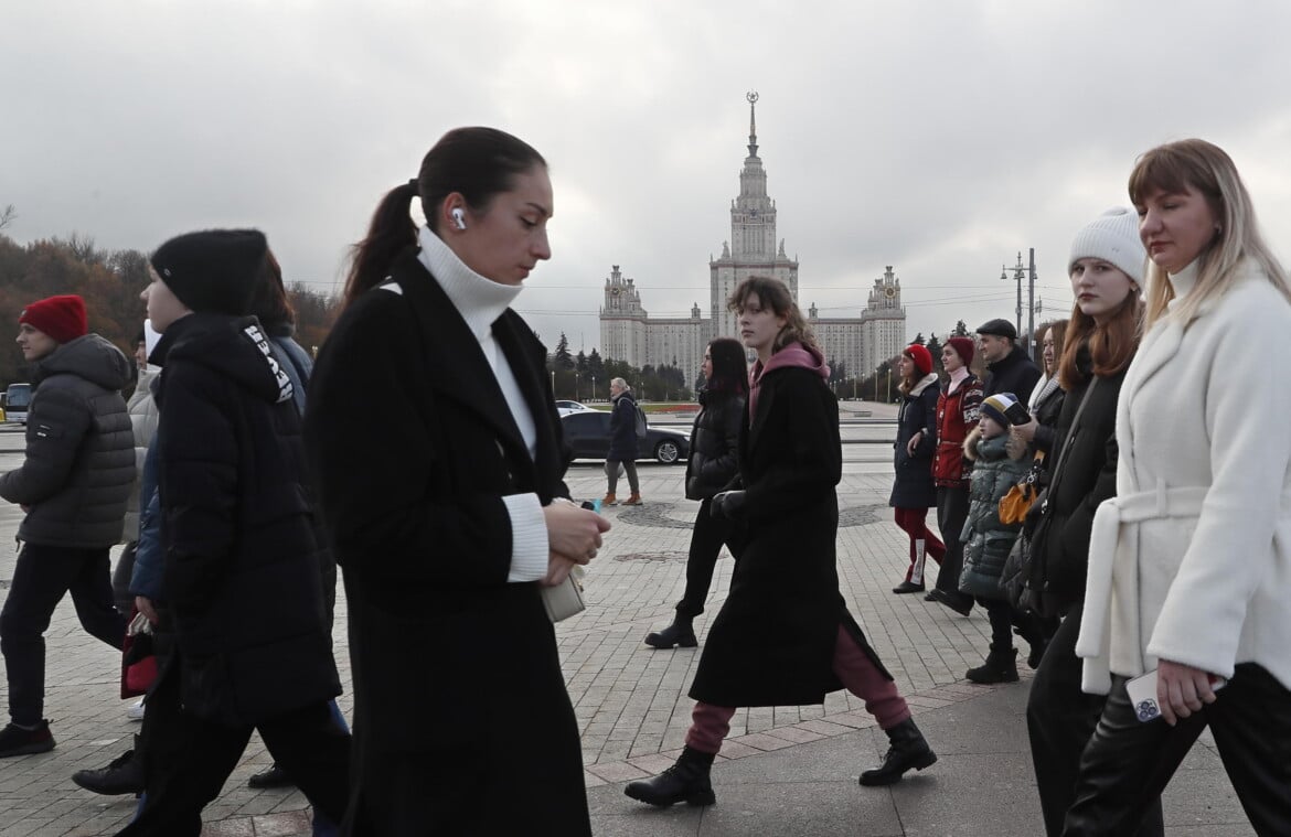 Passanti davanti all'Università di Mosca foto Maxim Shipenkov/Ansa