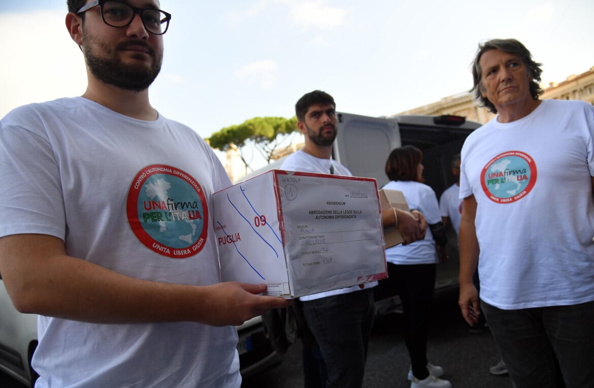 Consegna in Cassazione delle firme raccolte per l'abrogazione della legge sull'Autonomia differenziata foto Fabio Cimaglia/Ansa