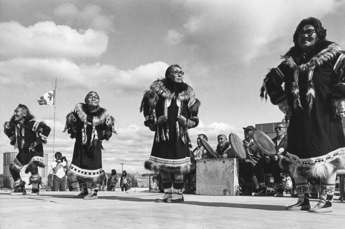 Danza tradizionale inuit in Canada nel 1975, foto Paolo Koch /Gamma-Rapho via Getty Images