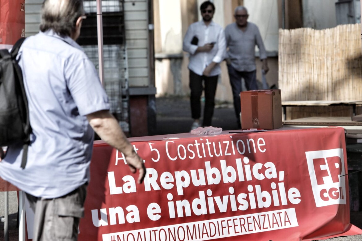 Un banchetto per la raccolta firme per il referendum contro l'autonomia differenziata foto Cgil Nazionale