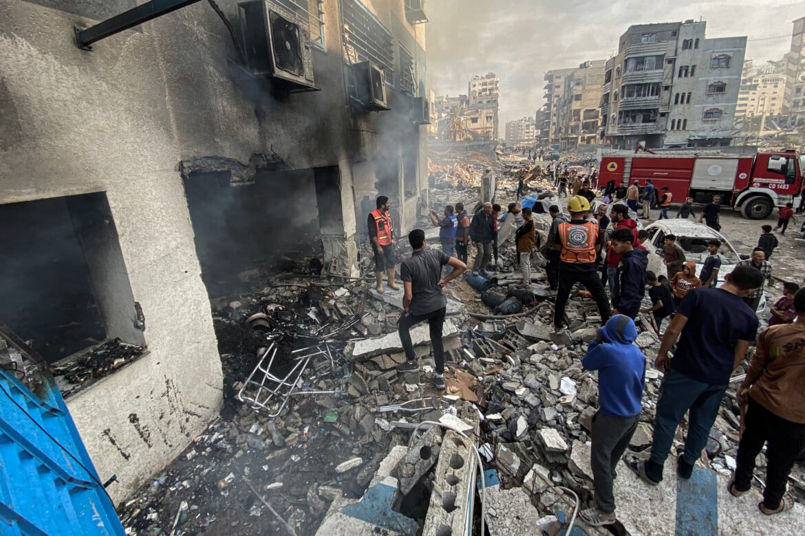 Un attacco aereo israeliano alla scuola Salahaddin, dove i palestinesi sfollati si erano rifugiati nel quartiere el-Rimal di Gaza